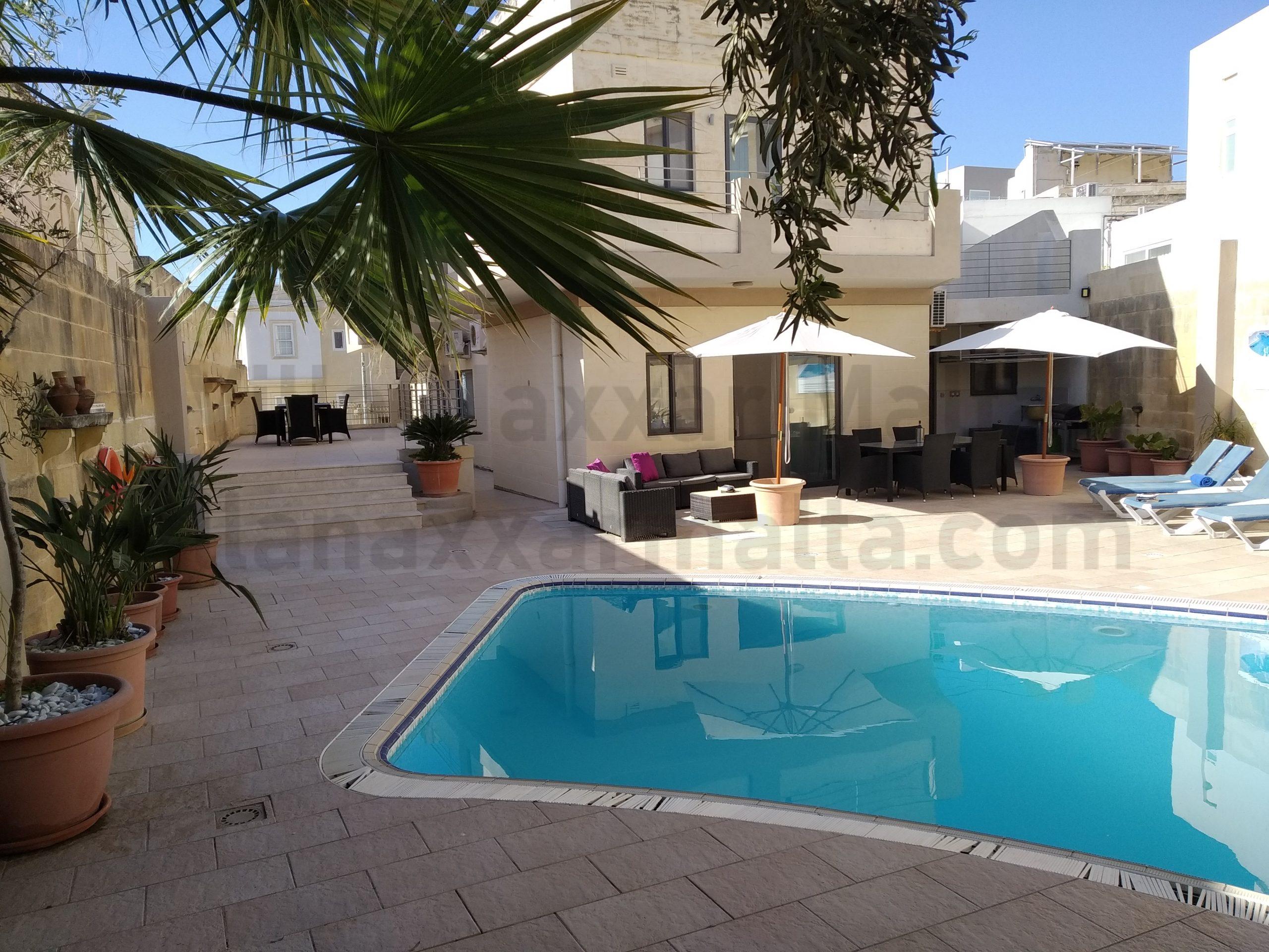 Villa Naxxar Malta - Massive outdoor areas with private pool, sunbeds, deck-chairs, very large dining and seating areas, BBQ, WIFI and more